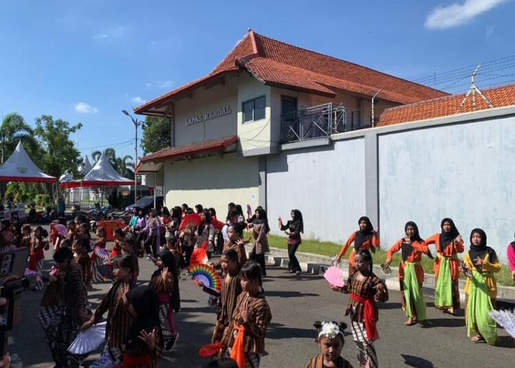Peringati Hari Tari Sedunia 2026, Kendal Menari Kampanyekan Peduli Lingkungan 25 Para penari berbagai komunitas dan sanggar mengikuti rangkaian Kendal Menari 2026 di ruang terbuka, menampilkan kekayaan busana dan gerak tari tradisional. Foto : Elza Fauziah/Lingkar