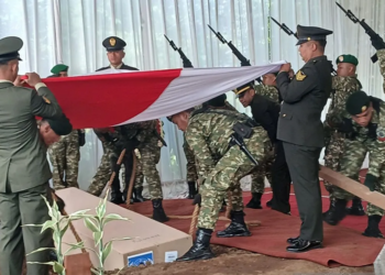 Prosesi pemakaman Serka Anumerta Muhammad Nur Ichwan di Taman Makam Pahlawan (TMP) Giri Dharmoloyo II Cawang Magelang, Minggu (5/4/2026). Foto : Dok.Antara HO/Lingkar