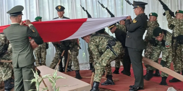 Sang Istri Tercinta Menangis di Atas Pusara Almarhum Serka Anumerta Nur Ichwan 16 Prosesi pemakaman Serka Anumerta Muhammad Nur Ichwan di Taman Makam Pahlawan (TMP) Giri Dharmoloyo II Cawang Magelang, Minggu (5/4/2026). Foto : Dok.Antara HO/Lingkar