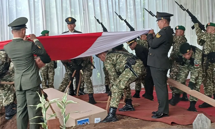 Sang Istri Tercinta Menangis di Atas Pusara Almarhum Serka Anumerta Nur Ichwan 25 Prosesi pemakaman Serka Anumerta Muhammad Nur Ichwan di Taman Makam Pahlawan (TMP) Giri Dharmoloyo II Cawang Magelang, Minggu (5/4/2026). Foto : Dok.Antara HO/Lingkar