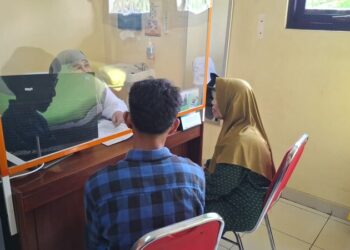 Korban dugaan pemerasan oknum ormas saat melakukan pemeriksaan kesehatan di RSUD dr. Loekmono Hadi Kudus, Kamis (16/4). Foto : Nisa Hafizhotus Syarifa/Lingkar