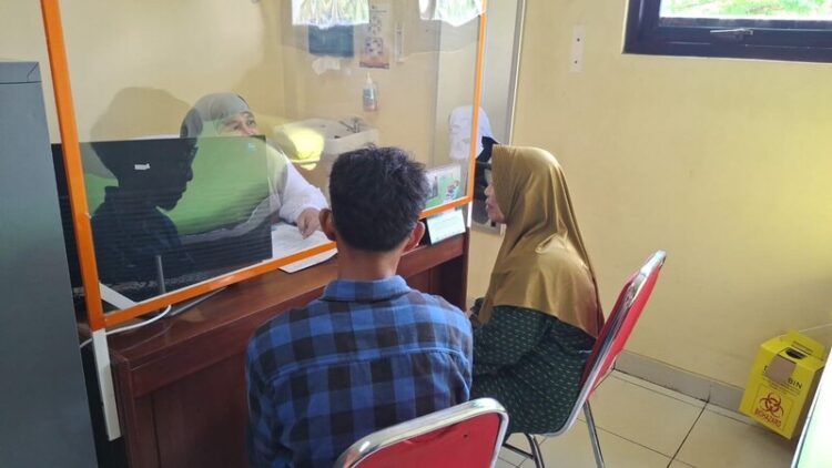 Korban dugaan pemerasan oknum ormas saat melakukan pemeriksaan kesehatan di RSUD dr. Loekmono Hadi Kudus, Kamis (16/4). Foto : Nisa Hafizhotus Syarifa/Lingkar
