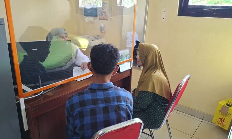 Kasus Dugaan Pemerasan Oknum Ormas, Dinsos Kudus Dampingi Pemeriksaan Kesehatan Korban 25 Korban dugaan pemerasan oknum ormas saat melakukan pemeriksaan kesehatan di RSUD dr. Loekmono Hadi Kudus, Kamis (16/4). Foto : Nisa Hafizhotus Syarifa/Lingkar