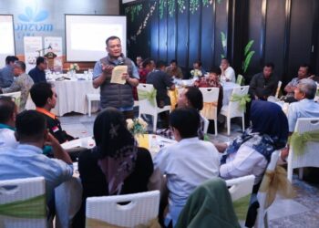 Gubernur Jawa Tengah Ahmad Luthfi saat berdialog dengan para buruh dan pekerja di Truntum Gama, Kota Semarang, Senin, 27 April 2026. (Dok. Humas Pemprov Jateng)