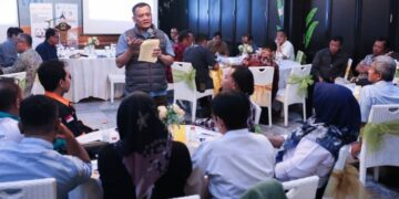 Gubernur Jawa Tengah Ahmad Luthfi saat berdialog dengan para buruh dan pekerja di Truntum Gama, Kota Semarang, Senin, 27 April 2026. (Dok. Humas Pemprov Jateng)