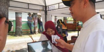 Bupati Jepara, Witiarso Utomo (Mas Wiwit) saat meninjau pameran UMKM di Alun-alun 1 Jepara, pada Minggu, 12 April 2026. (Tomi Budianto/Lingkarjateng.id)