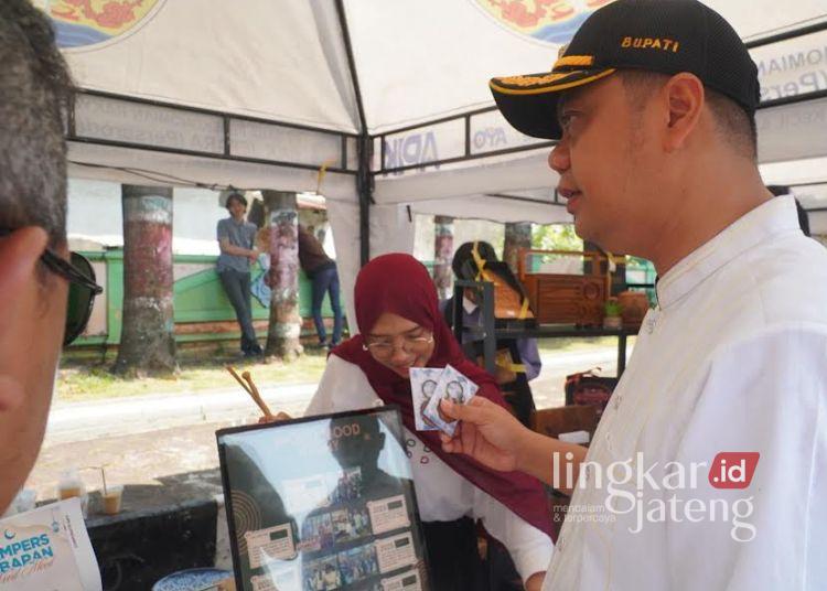 Bupati Jepara Ingin Pameran UMKM Digelar hingga Tingkat Kecamatan 25 Bupati Jepara, Witiarso Utomo (Mas Wiwit) saat meninjau pameran UMKM di Alun-alun 1 Jepara, pada Minggu, 12 April 2026. (Tomi Budianto/Lingkarjateng.id)
