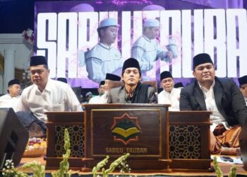 Gus Iqdam duduk diantara Bupati Jepara Witiarso Utomo dengan Wakil Bupati Muhammad Ibnu Hajar dalam acara pengajian akbar puncak HUT ke-477 Jepara di Alun-alun 1 Jepara pada Selasa, 14 April 2026 malam. (Tomi Budianto/Lingkarjateng.id)