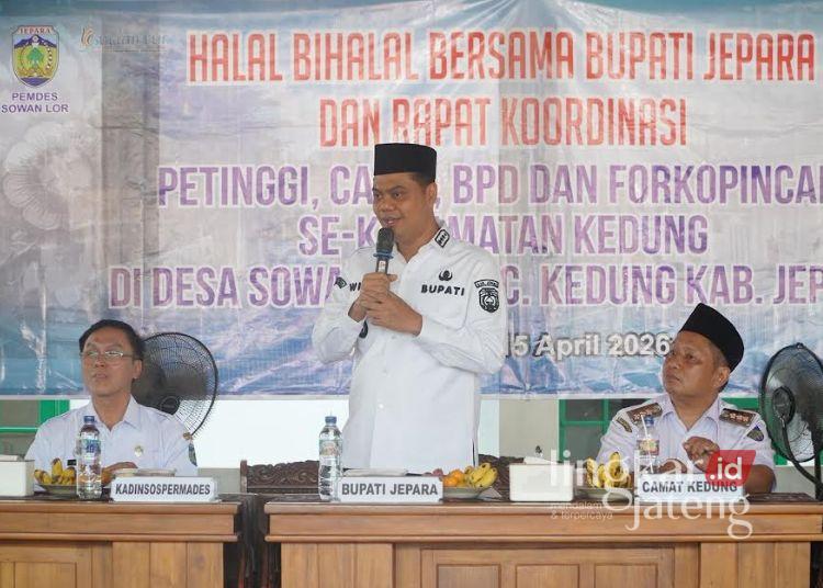 Ratusan Usulan Warga Jepara Terealisasi Lewat Program Bupati Ngantor di Desa 25 Bupati Jepara, Witiarso Utomo saat menghadiri kegiatan Halal Bihalal Forkopimcam, petinggi, carik, dan Ketua BPD se-Kecamatan Kedung, Nalumsari, dan Mayong, Rabu, 15 April 2026. (Tomi Budianto/Lingkarjateng.id)