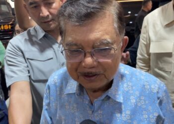 Kenakan Kemeja Motif Bunga Warna Biru, JK dan Kuasa Hukumnya Datangi Bareskrim Siang Ini 25 JK mengenakan kemeja motif bunga warna biru mendatangi Bareskrim Polri, Rabu (8/4).