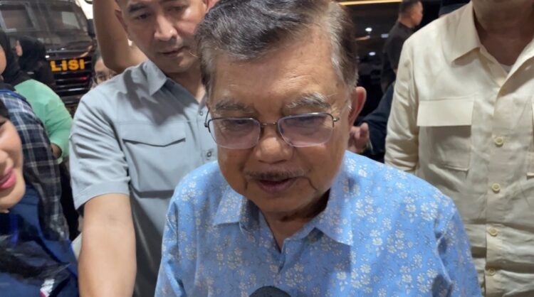 JK mengenakan kemeja motif bunga warna biru mendatangi Bareskrim Polri, Rabu (8/4).