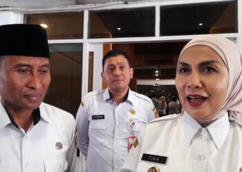 Bupati Kendal, Dyah Kartika Permanasari didampingi Pj Sekda Kendal, Agus Dwi Lestari saat diwawancarai, Rabu, 1 April 2026. (Anik Kustiani/Lingkarjateng.id)