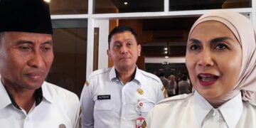 Bupati Kendal, Dyah Kartika Permanasari didampingi Pj Sekda Kendal, Agus Dwi Lestari saat diwawancarai, Rabu, 1 April 2026. (Anik Kustiani/Lingkarjateng.id)