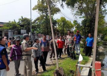 Satpol PP Kendal Tertibkan Tiang dan Kabel Provider di Jalan Pahlawan 26 Satpol PP saat melaksanakan penertiban tiang dan kabel di jalan Pahlawan II Kendal, Selasa, 7 April 2026. (Anik Kustiani/Lingkarjateng.id)