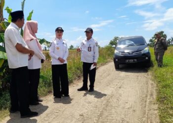 Bupati Kendal, Dyah Kartika Permanasari saat meninjau kondisi ruas jalan Dusun Pening, Desa Sendangkulon, Kecamatan Kangkung, Rabu, 8 April 2026. (Anik Kustiani/Lingkarjateng.id)