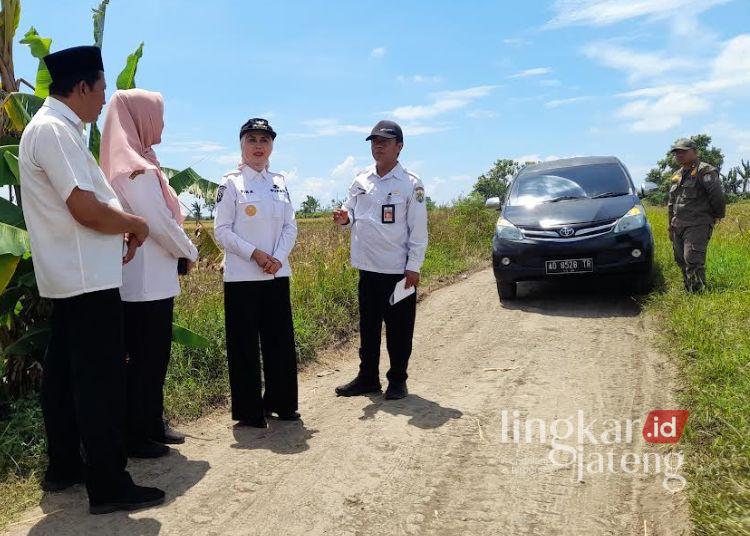 Bupati Kendal Tinjau Ruas Jalan Desa Sendangkulon, Perbaikan Diagendakan 2027 25 Bupati Kendal, Dyah Kartika Permanasari saat meninjau kondisi ruas jalan Dusun Pening, Desa Sendangkulon, Kecamatan Kangkung, Rabu, 8 April 2026. (Anik Kustiani/Lingkarjateng.id)