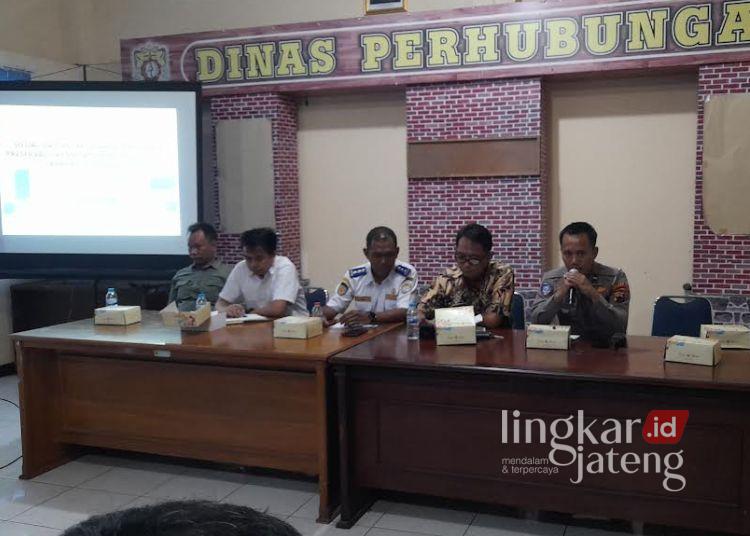 Jalur Pantura Kendal dan Jembatan Kalibodri Bakal Diperbaiki, Contra Flow Diberlakukan 25 Sosialisasi pekerjaan peningkatan jalan dan jembatan Kalibodri di Aula Dishub Kendal, Kamis 9 April 2026. (Anik Kustiani/Lingkarjateng.id)