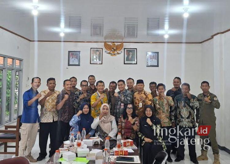 Aliansi PPPK Paruh Waktu Melamar Kepala Bakesbangpol Kendal Jadi Pembina 25 Aliansi PPPK Paruh Waktu Kabupaten Kendal saat silaturahmi dengan Kepala Bakesbangpol Kendal Alfebian Yulando, Kamis, 9 April 2026. (Anik Kustiani/Lingkarjateng.id)