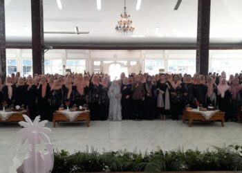 Foto bersama Bupati Kendal, Dyah Kartika Permanasari bersama DWP Kabupaten Kendal dalam kegiatan halal bihalal, Selasa 14 April 2026. (Anik Kustiani/Lingkarjateng.id)