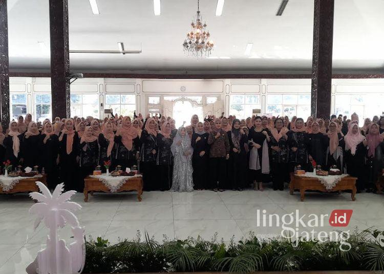 DWP Kendal Bakal Berperan Aktif dalam Pengawasan MBG 25 Foto bersama Bupati Kendal, Dyah Kartika Permanasari bersama DWP Kabupaten Kendal dalam kegiatan halal bihalal, Selasa 14 April 2026. (Anik Kustiani/Lingkarjateng.id)