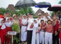 Bupati Kendal Dyah Kartika Permanasari foto bersama pelajar yang mengikuti Gerakan Menanam Pohon dalam rangka peringatan Hari Bumi 2026 di Wisata Air Langen Nirwana, Kelurahan Langenharjo, Rabu, 22 April 2026. (Dok. Lingkarjateng.id)
