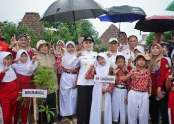 Peringati Hari Bumi, Bupati Kendal Ajak Tanam Pohon Untuk Generasi Emas