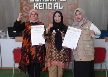 Penandatanganan perjanjian kerjasama antara Disdukcapil Kendal dengan Pegadaian dan BSI di kantor Disdukcapil, Jumat 24 April 2026. (Anik Kustiani/Lingkarjateng.id)