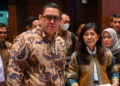 Menteri Komdigi Meutya Hafid (kanan) bersama Wakil Ketua Komisi I DPR RI Dave Akbarshah Fikarno Laksono (kiri) bersiap mengikuti rapat kerja bersama Komisi I DPR di Kompleks Parlemen Senayan, Jakarta, Senin (15/9/2025).Foto : Dok. Antara/Lingkar