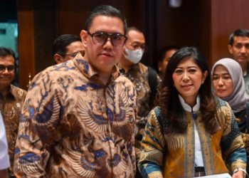 Menteri Komdigi Meutya Hafid (kanan) bersama Wakil Ketua Komisi I DPR RI Dave Akbarshah Fikarno Laksono (kiri) bersiap mengikuti rapat kerja bersama Komisi I DPR di Kompleks Parlemen Senayan, Jakarta, Senin (15/9/2025).Foto : Dok. Antara/Lingkar