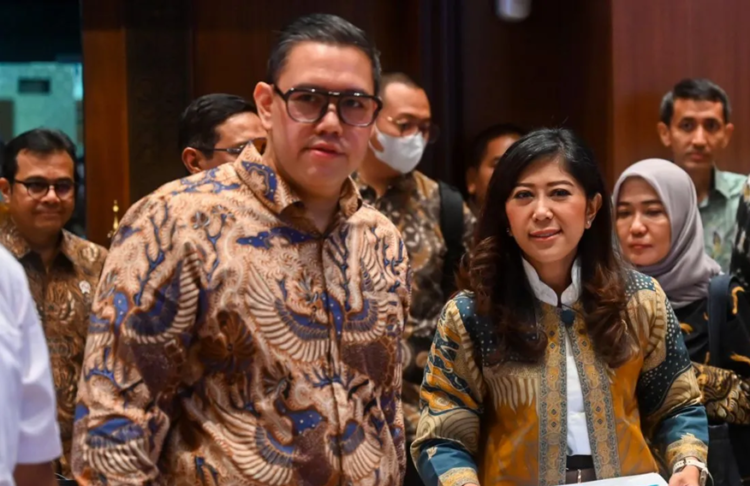 Menteri Komdigi Meutya Hafid (kanan) bersama Wakil Ketua Komisi I DPR RI Dave Akbarshah Fikarno Laksono (kiri) bersiap mengikuti rapat kerja bersama Komisi I DPR di Kompleks Parlemen Senayan, Jakarta, Senin (15/9/2025).Foto : Dok. Antara/Lingkar