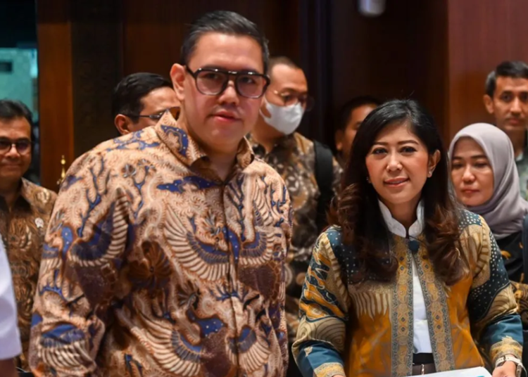 Kemkomdigi Ultimatum Wikipedia, DPR RI : Kedepankan Pendekatan Persuasif 25 Menteri Komdigi Meutya Hafid (kanan) bersama Wakil Ketua Komisi I DPR RI Dave Akbarshah Fikarno Laksono (kiri) bersiap mengikuti rapat kerja bersama Komisi I DPR di Kompleks Parlemen Senayan, Jakarta, Senin (15/9/2025).Foto : Dok. Antara/Lingkar