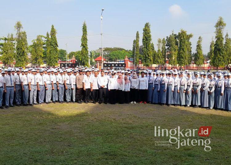 Seleksi Paskibraka Kendal Masuki Tahapan Tes Kesehatan dan Parade 25 Bupati Kendal, Dyah Kartika Permanasari didampingi Kepala Kesbangpol Kendal Alfebian Yulando foto bersama dengan peserta seleksi Paskibraka, Rabu, 8 April 2026. (Anik Kustiani/Lingkarjateng.id)