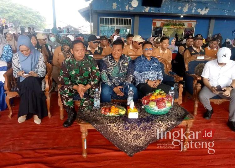 Sudi Rustanto Dorong Sedekah Laut dan Bumi Jadi Magnet Wisata Tradisi di Pati 25 Anggota Komisi B DPRD Pati Sudi Rustanto (tengah) saat menghadiri sedekah laut di Kecamatan Juwana pada Minggu, 29 Maret 2026. (Lingkarjateng.id)