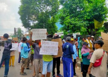 Ratusan Petani Hutan Demo Dispertan Pati, Tuntut Distribusi Pupuk Subsidi Diperbaiki