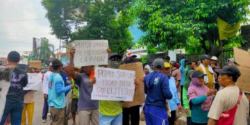 Ratusan Petani Hutan Demo Dispertan Pati, Tuntut Distribusi Pupuk Subsidi Diperbaiki 1 Petani hutan membentangkan baliho berisi tuntutan di kantor Dinas Pertanian dan Peternakan (Dispertan) Kabupaten Pati, Kamis, 9 April 2026. (Lingkarjateng.id)