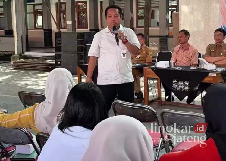 Sosialisasikan Permendikbud 75/2016, DPRD Pati Ajak Wali Murid Tolak Pungli 25 Ketua Komisi D DPRD Pati Teguh Bandang Waluyo saat memberikan sosialisasi Permendikbud nomor 75 tahun 2016 di SMPN 01 Juwana, Senin 13 April 2026. (Lingkarjateng.id)