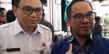 Angka Aduan Naik Signifikan, KPK Dorong Perbaikan Tata Kelola di Pati 1 Kasatgas Pencegahan Direktorat Koordinasi dan Supervisi (Korsup) Wilayah II KPK, Azril Zah, didampingi Plt Bupati Pati, Risma Ardhi Chandra menjawab pertanyaan wartawan usai sosialisasi pemberantasan korupsi yang digelar di Pendopo Kabupaten Pati, Rabu, 15 April 2026. (Lingkarjateng.id)