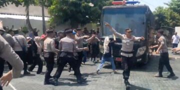 Situasi ricuh saat keluarga korban insiden tongtek maut menghadang bus yang membawa empat terdakwa keluar dari Pengadilan Negeri Pati, pada Senin, 20 April 2026. (Lingkarjateng.id)