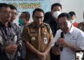 Wakil Menteri Kesehatan RI Benjamin Paulus Octavianus (kanan pertama) saat meninjau program Tracing Tuberkulosis di Kabupaten Pati pada Selasa, 21 April 2026. (Lingkarjateng.id)