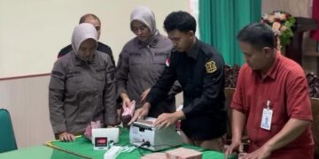 Kejaksaan Negeri (Kejari) Pati menerima uang hasil tindak Tindak Pidana Korupsi (Tipikor) Kepala Desa (Kades) Tlogosari berinisial AR. (Dok. Kejari Pati/Lingkarjateng.id)