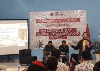 Penyuluh Antikorupsi (PAKSI) dari KPK RI, Suharsi memberikan sosialisasi kepada masyarakat, mahasiswa dan sejumlah kepala desa mengenai pengawasan serta pencegahan korupsi pada Minggu, 26 April 2026, di Aula Kantor Kecamatan Cluwak, Kabupaten Pati. (Lingkarjateng.id)