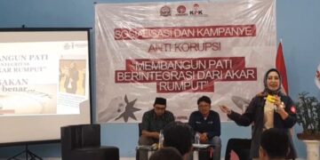 Penyuluh Antikorupsi (PAKSI) dari KPK RI, Suharsi memberikan sosialisasi kepada masyarakat, mahasiswa dan sejumlah kepala desa mengenai pengawasan serta pencegahan korupsi pada Minggu, 26 April 2026, di Aula Kantor Kecamatan Cluwak, Kabupaten Pati. (Lingkarjateng.id)