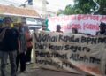 Sejumlah warga Desa Doropayung, Kecamatan Juwana, Kabupaten Pati membentangkan banner protes di kantor  Badan Pertanahan Nasional (BPN) Kamis 30 April 2026. (Lingkarjateng.id)