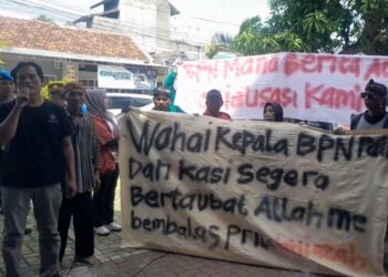 Geruduk Kantor BPN Pati, Warga Doropayung Tolak Rumahnya Digusur Untuk Kopdes
