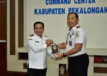 Plt Bupati Pekalongan Sukirman menerima audiensi Kepala Kantor Imigrasi Kelas I Non TPI Pemalang Imam Bahri di Ruang Rapat Bupati Pekalongan, Rabu, 1 April 2026. (Fahri Akbar/Lingkarjateng.id)