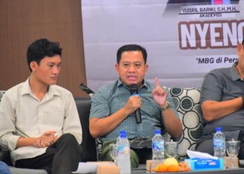 Plt Bupati Pekalongan Sukirman saat menghadiri talk show seputar Program Makan Bergizi Gratis (MBG) bersama mahasiswa di UIN KH. Abdurrahman Wahid Pekalongan, Sabtu, 11 April 2026. (Fahri Akbar/Lingkarjateng.id)