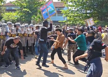 Simulasi demo di depan Kantor Bupati Pekalongan, Kamis, 23 April 2026. (Fahri Akbar/Lingkarjateng.id)