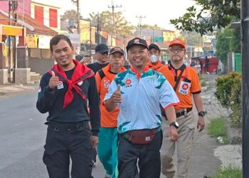 Ketua DPD PKS Kabupaten Pekalongan, Wahyudi Karyanto, bersama kader dan simpatisan berjalan kaki dari Pekajangan menuju Kantor DPD PKS di Kajen dalam rangka napak tilas Milad ke-24 PKS, Minggu, 26 April 2026. (Fahri Akbar/Lingkarjateng.id)