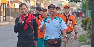 Ketua DPD PKS Kabupaten Pekalongan, Wahyudi Karyanto, bersama kader dan simpatisan berjalan kaki dari Pekajangan menuju Kantor DPD PKS di Kajen dalam rangka napak tilas Milad ke-24 PKS, Minggu, 26 April 2026. (Fahri Akbar/Lingkarjateng.id)