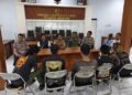 Petugas gabungan dari Satpol PP, Dinsos, TNI-Polri, dan Paguyuban Barakuda memberikan arahan serta pembinaan anak jalanan hasil razia, di Aula Kantor Kecamatan Kedungwuni, sebelum penanganan lanjutan oleh Dinas Sosial, Senin, 27 April 2026. (Fahri Akbar/Lingkarjateng.id)